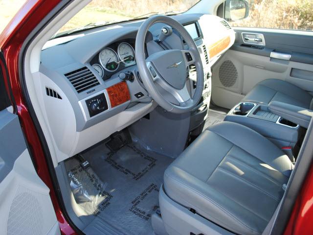 Chrysler Town and Country 2008 photo 2