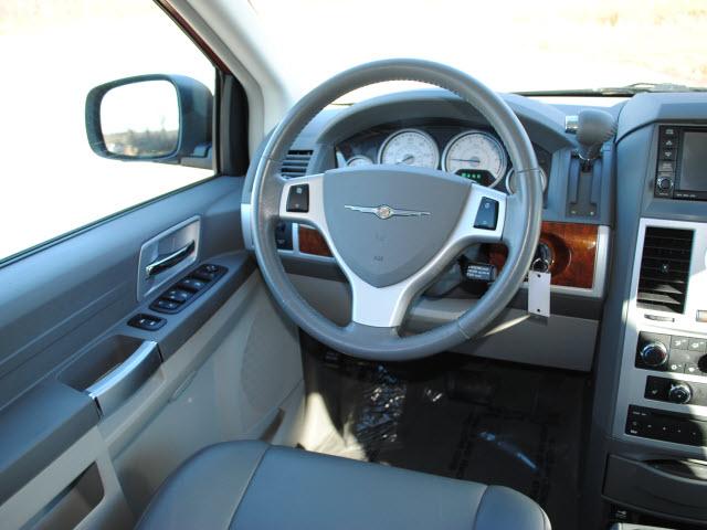 Chrysler Town and Country 2008 photo 3