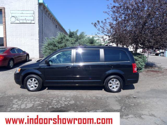 Chrysler Town and Country 2008 photo 2