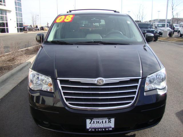 Chrysler Town and Country 2008 photo 2