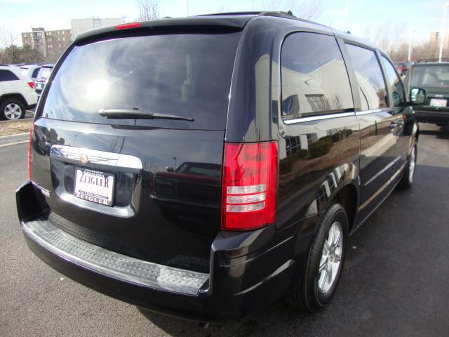 Chrysler Town and Country 2008 photo 4
