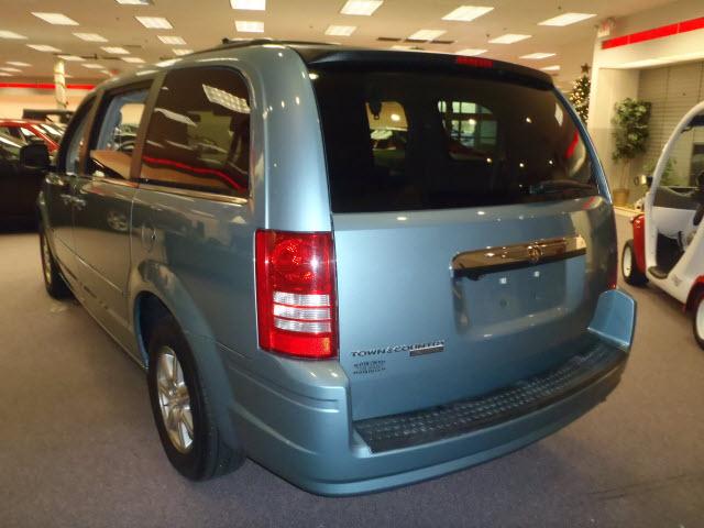 Chrysler Town and Country 2008 photo 2
