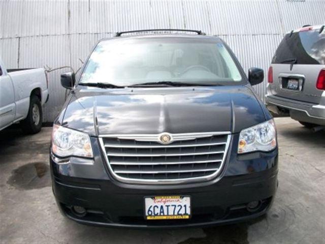 Chrysler Town and Country 2008 photo 2