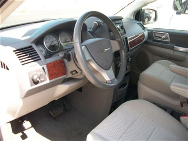Chrysler Town and Country 2008 photo 5