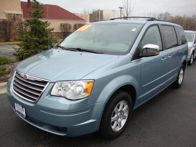 Chrysler Town and Country 2008 photo 1