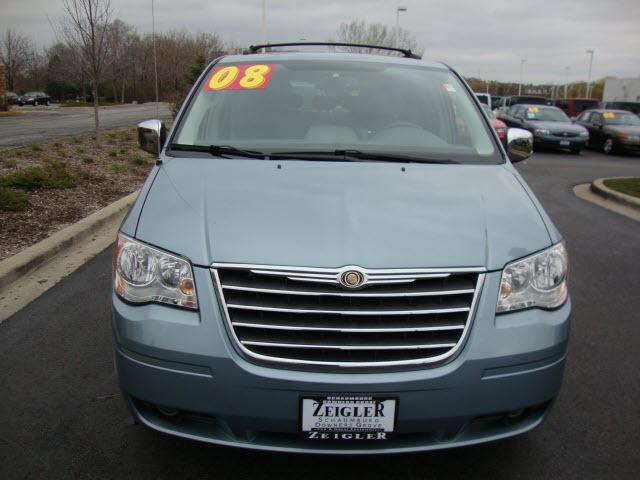 Chrysler Town and Country 2008 photo 2