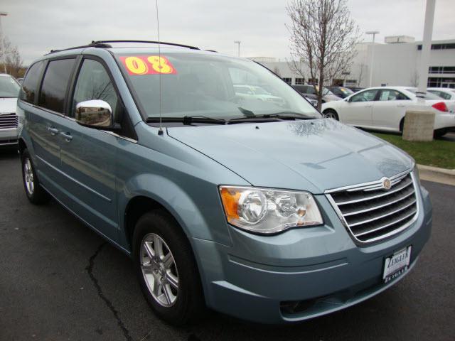 Chrysler Town and Country 2008 photo 3