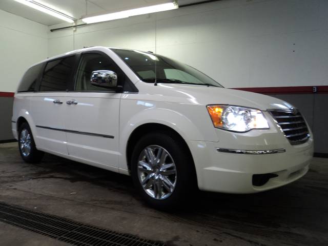 Chrysler Town and Country SLT 25 MiniVan