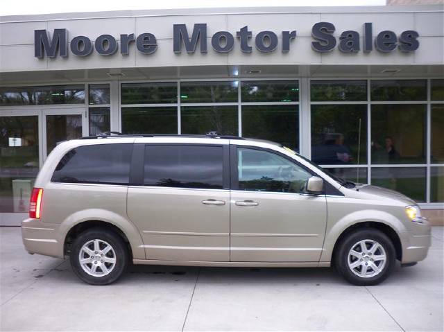 Chrysler Town and Country 2008 photo 2