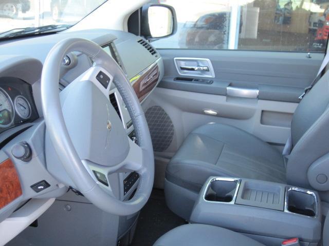 Chrysler Town and Country 2008 photo 2