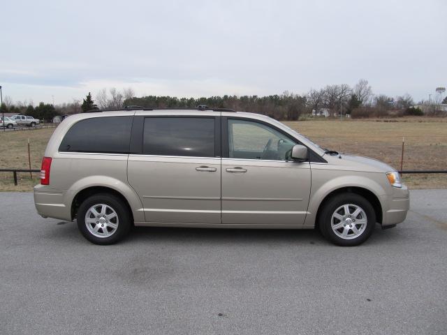Chrysler Town and Country 2008 photo 2