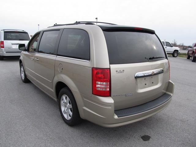 Chrysler Town and Country 2008 photo 3