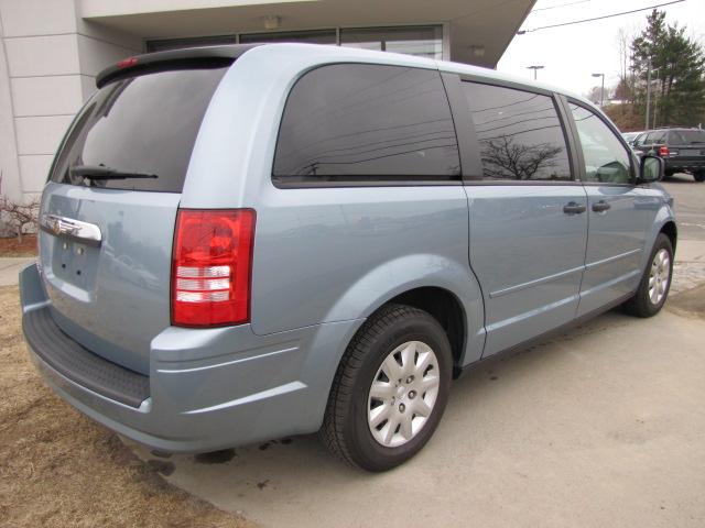 Chrysler Town and Country 2008 photo 2