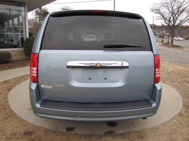 Chrysler Town and Country 2008 photo 3
