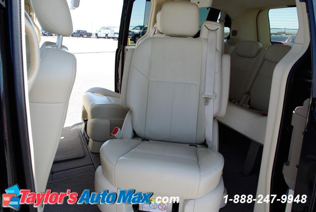 Chrysler Town and Country 2008 photo 2