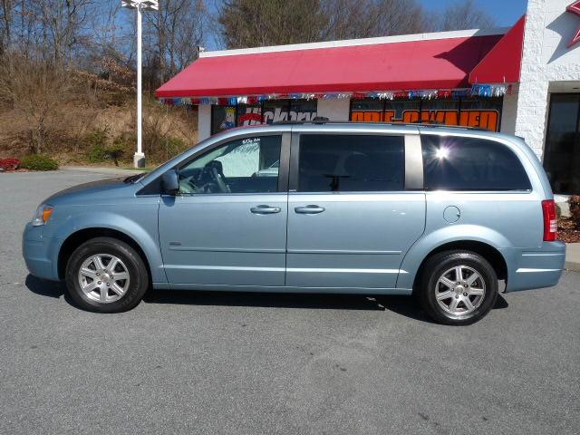 Chrysler Town and Country 2008 photo 1