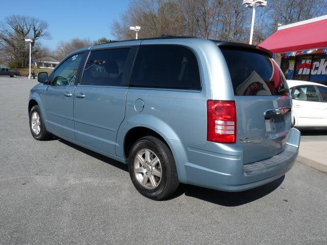 Chrysler Town and Country 2008 photo 2
