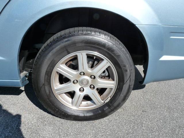 Chrysler Town and Country 2008 photo 3