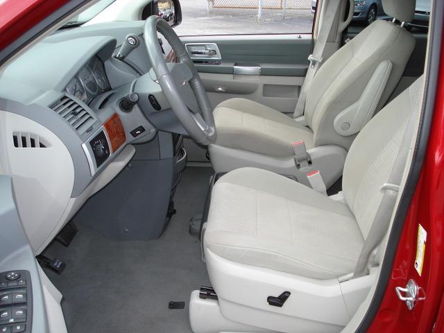 Chrysler Town and Country 2008 photo 2