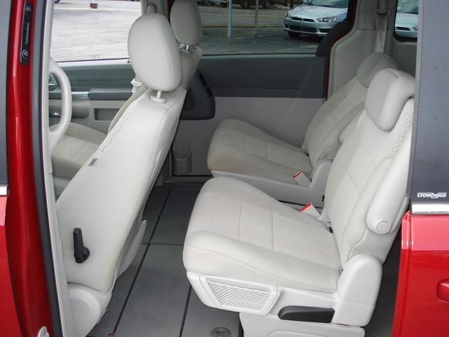 Chrysler Town and Country 2008 photo 3
