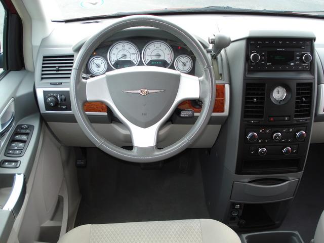 Chrysler Town and Country 2008 photo 4