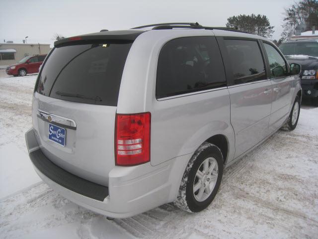 Chrysler Town and Country 2008 photo 2