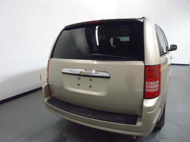 Chrysler Town and Country 2008 photo 2