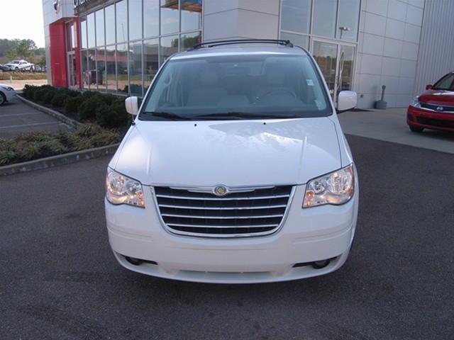 Chrysler Town and Country 2008 photo 1