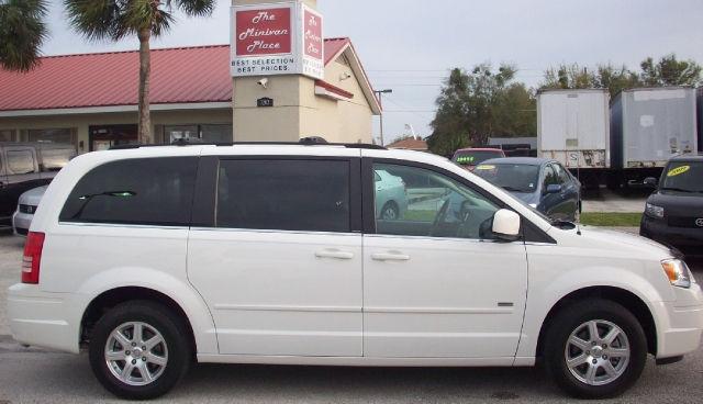 Chrysler Town and Country 2008 photo 1