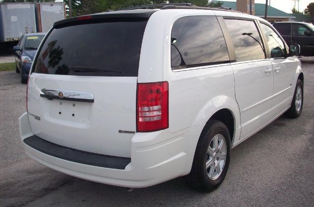 Chrysler Town and Country 2008 photo 2