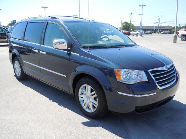 Chrysler Town and Country SLT 25 MiniVan