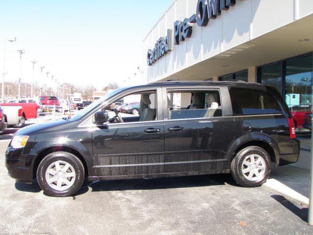 Chrysler Town and Country 2008 photo 1