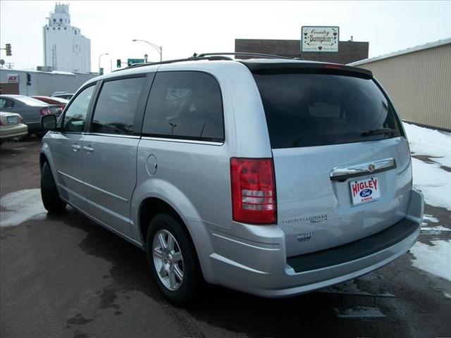 Chrysler Town and Country 2008 photo 2