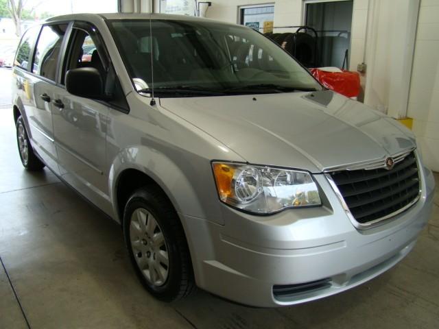 Chrysler Town and Country 2008 photo 2