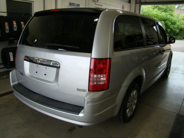 Chrysler Town and Country 2008 photo 3