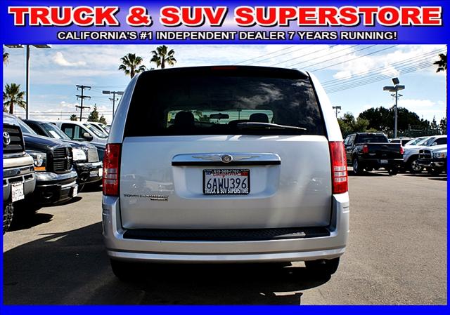 Chrysler Town and Country 2008 photo 2