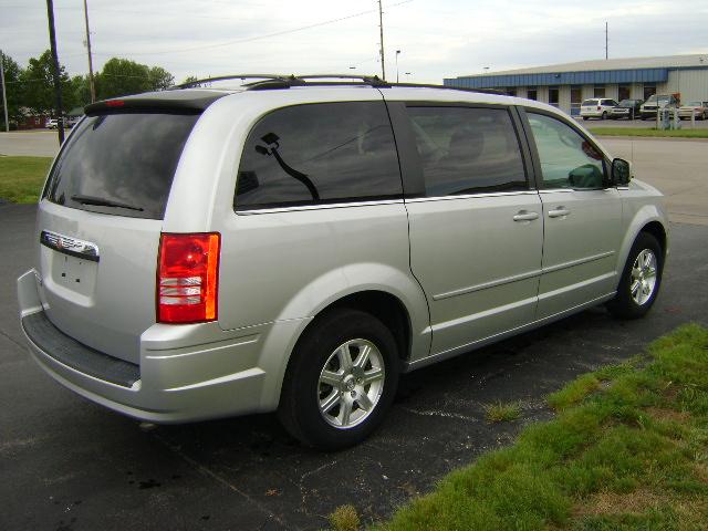 Chrysler Town and Country 2008 photo 2