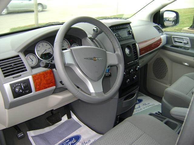 Chrysler Town and Country 2008 photo 1