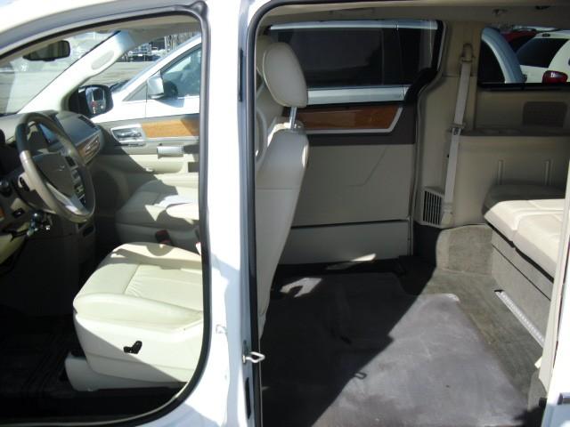 Chrysler Town and Country 2008 photo 1