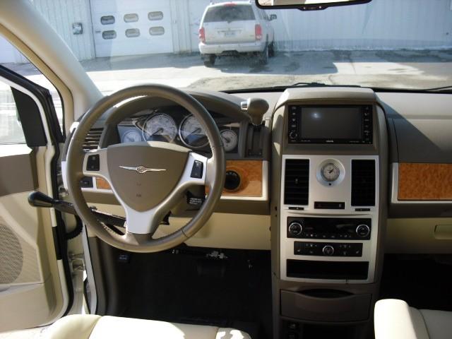 Chrysler Town and Country 2008 photo 2
