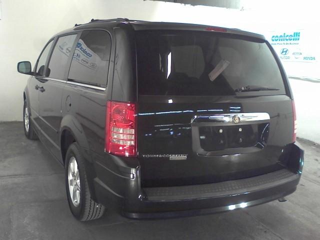 Chrysler Town and Country 2008 photo 2