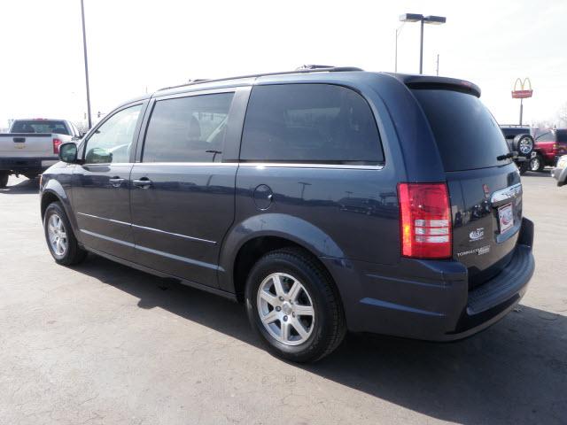 Chrysler Town and Country 2008 photo 1