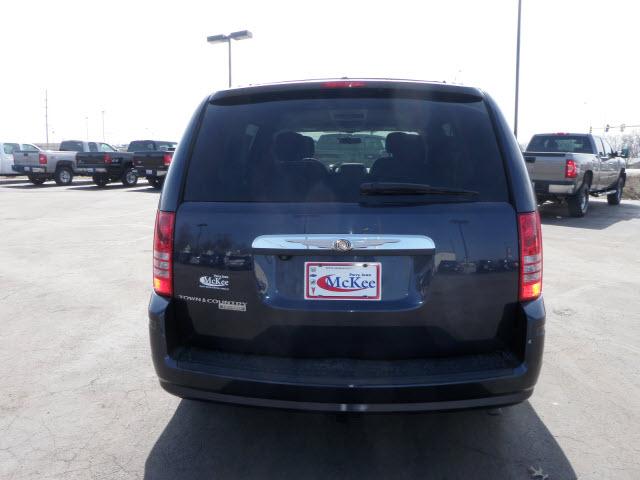 Chrysler Town and Country 2008 photo 2