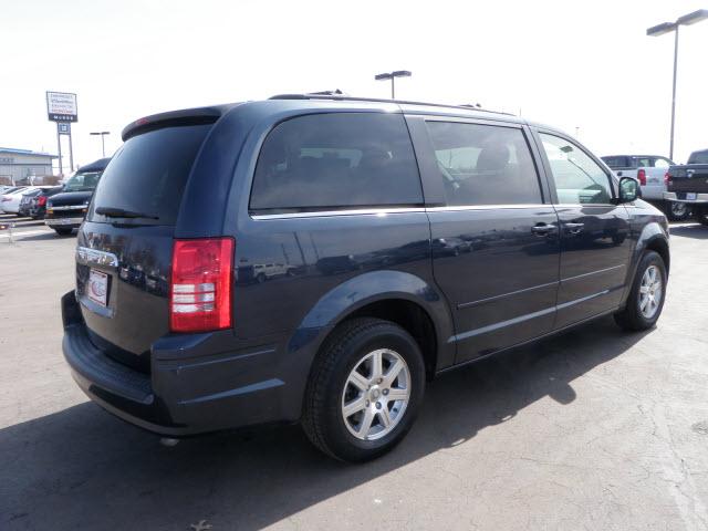 Chrysler Town and Country 2008 photo 3