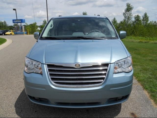 Chrysler Town and Country 2008 photo 2