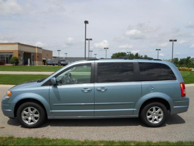 Chrysler Town and Country 2008 photo 3