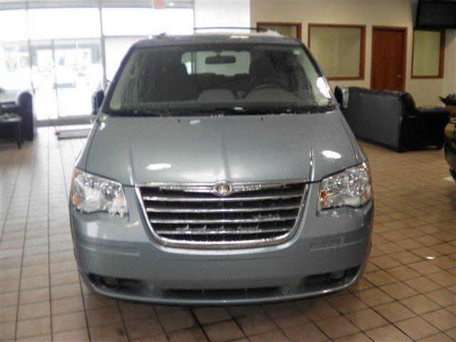Chrysler Town and Country 2008 photo 2