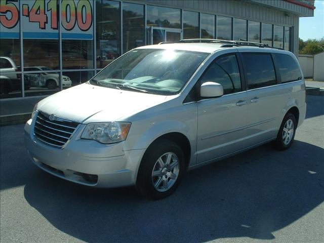 Chrysler Town and Country 2008 photo 2