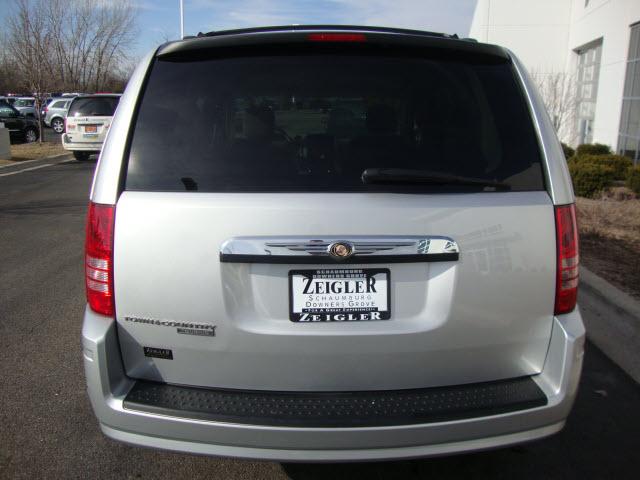 Chrysler Town and Country 2008 photo 5