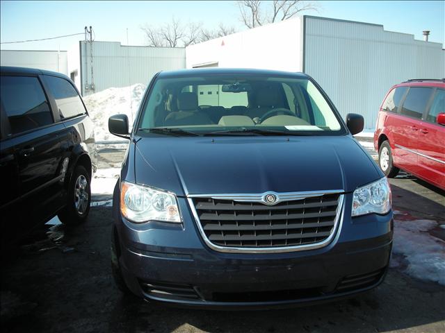 Chrysler Town and Country 2008 photo 2